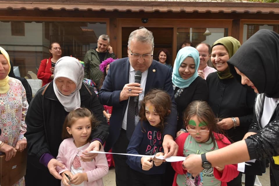 Türk-İslam Geleneksel El Sanatları Atölyesi çini ve kazaziye kursu öğrencileri eserlerini sergiledi