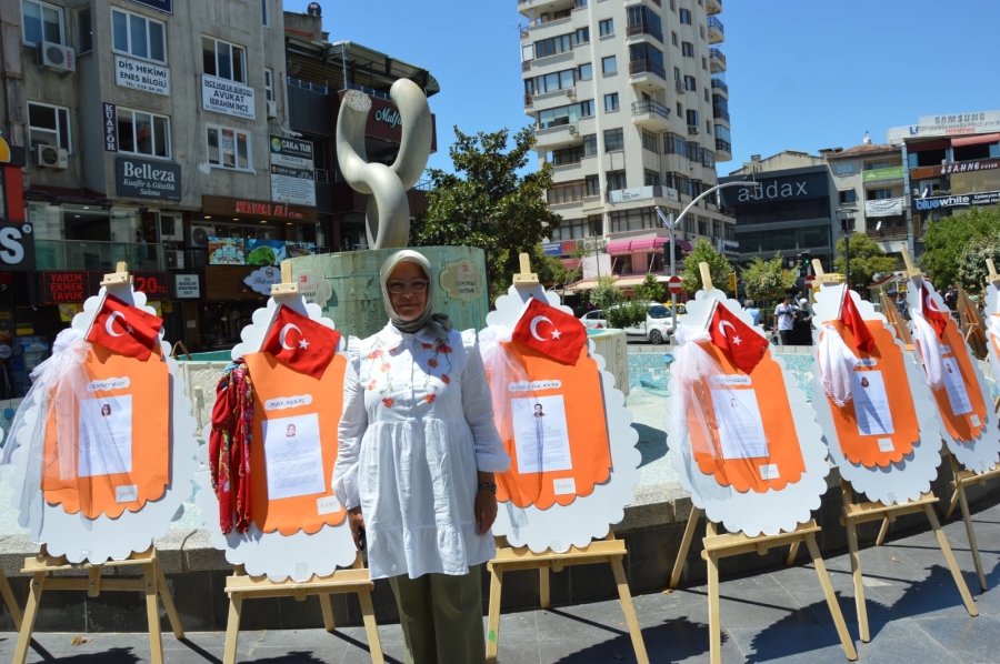 Manisa KADEM “Kadın Gözünden 15 Temmuz Bayrağını Eline Alıp Direnen Kadınlar