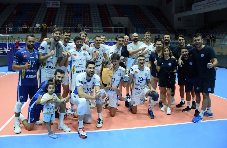 8. TSYD İzmir Voleybol Turnuvası’nda kazanan Arkas Spor