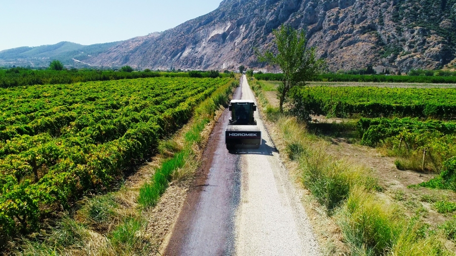 ŞEHZADELER BELEDİYESİ OVADA 35 KM YOLU ASFALTLA BULUŞTURDU 