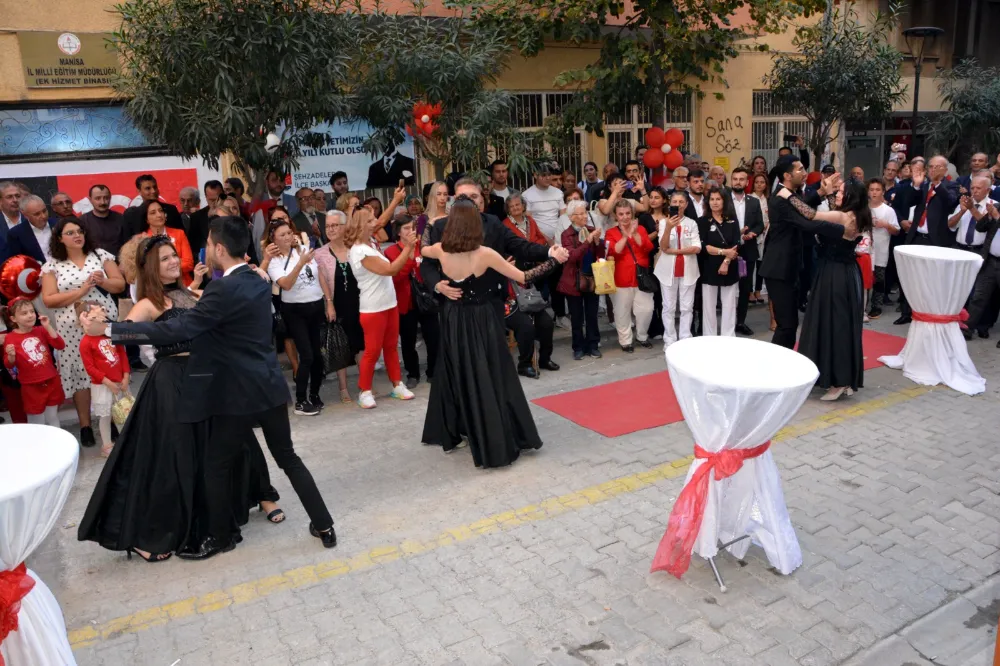 CHP 100’ncü Yıl Coşkusunu Meydanlara Taşıdı