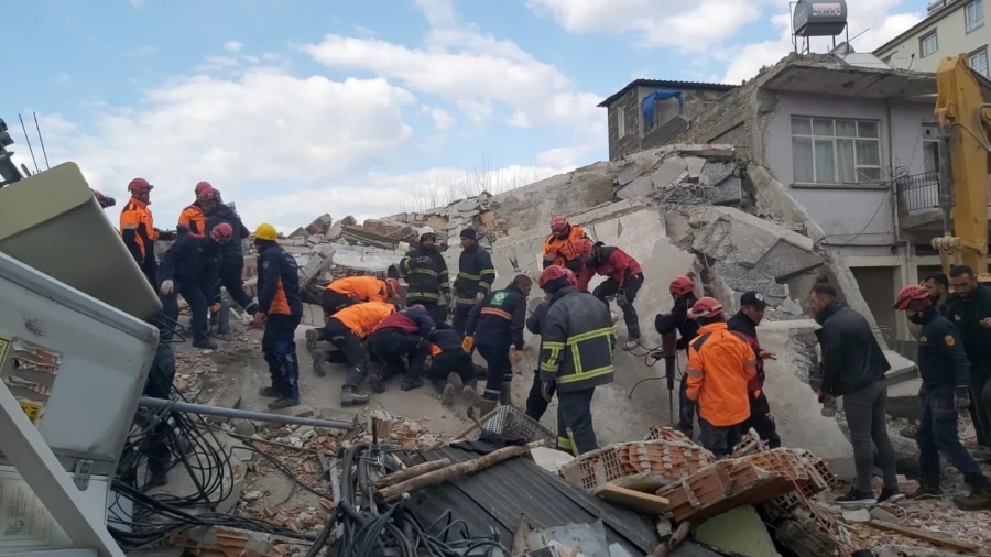Manisa Büyükşehir Osmaniye’de Çöken Binaya Müdahale Ediyor