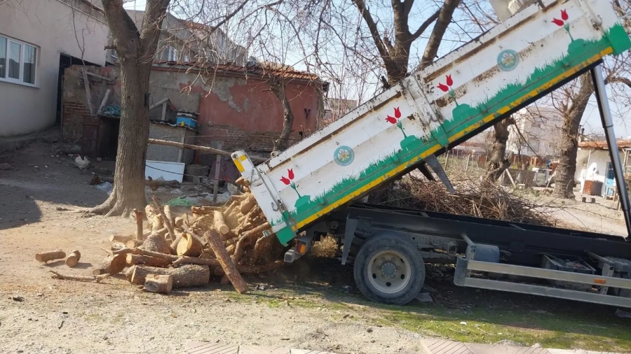 Manisa Büyükşehir Belediyesinden Depremzedelere Yakacak Yardımı