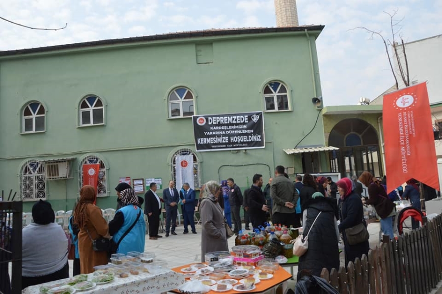 YUNUSEMRE İLÇE MÜFTÜLÜĞÜ DEPREMZEDELER İÇİN KERMES DÜZENLEDİ