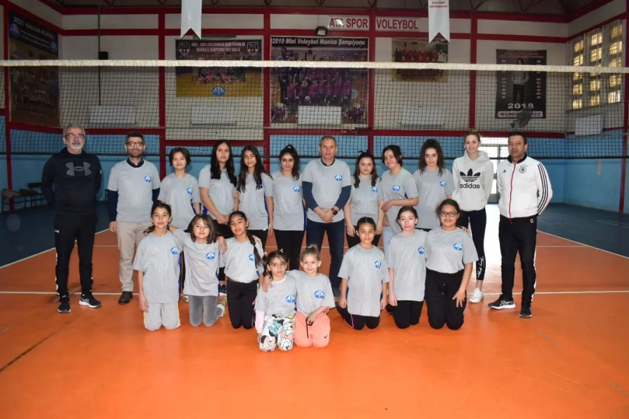 Atatürk Ortaokulu Ata Spor Kulübü Depremzede Öğrencilere Bayan Voleybol Kursu Açtı