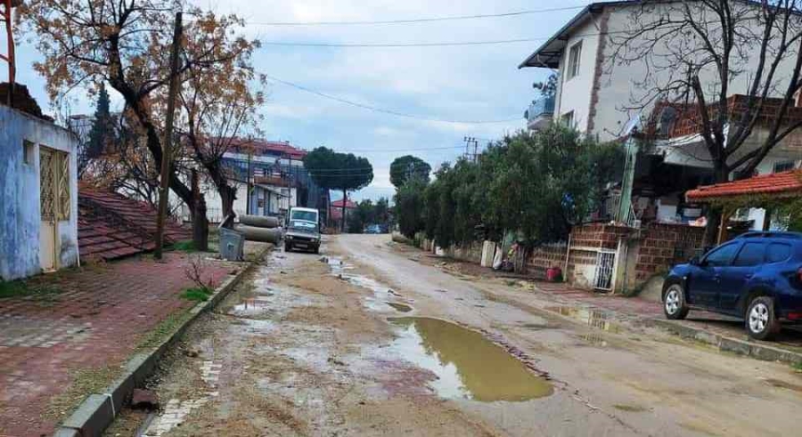 SELENDİLİ VATANDAŞLARIN ÇAMURLU YOL İSYANI