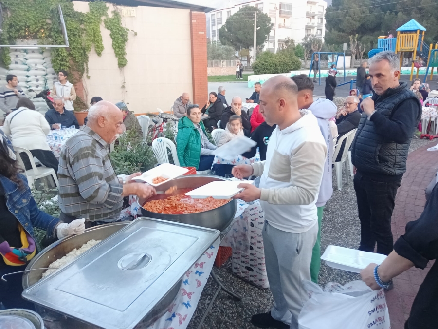 Laleli Mahalle Muhtarı Yadigar Şahin öncülüğünde  iftar programı düzenlendi