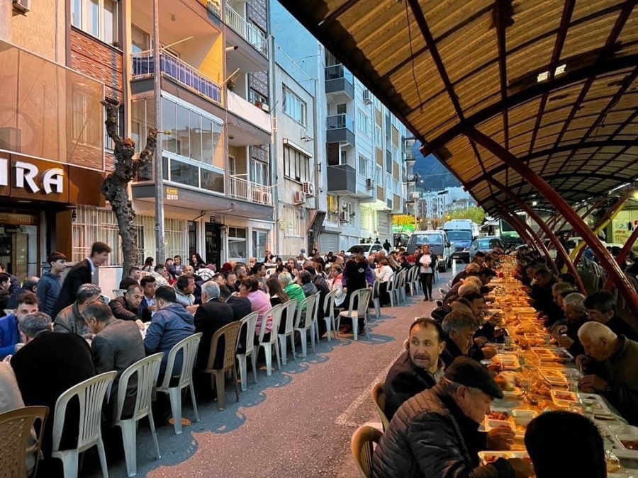 Manisa Sancaklı Yörüklerinden 2000 kişilik iftar yemeği