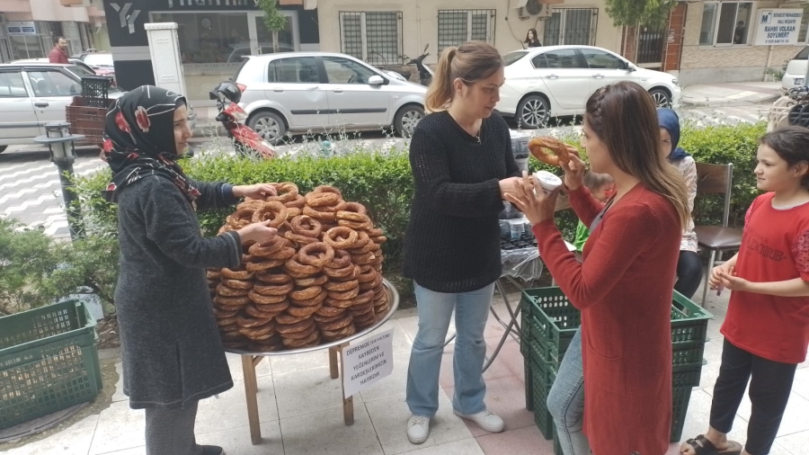 Manisa’da Hayra El Ele Derneği, 6 Şubat depremlerinde hayatlarını kaybedenleri andı 