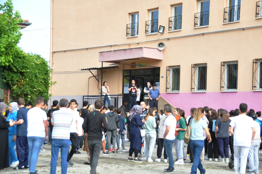 Manisa’da öğrenciler sınavda, veliler ise dışarıda LGS heyecanı yaşadı