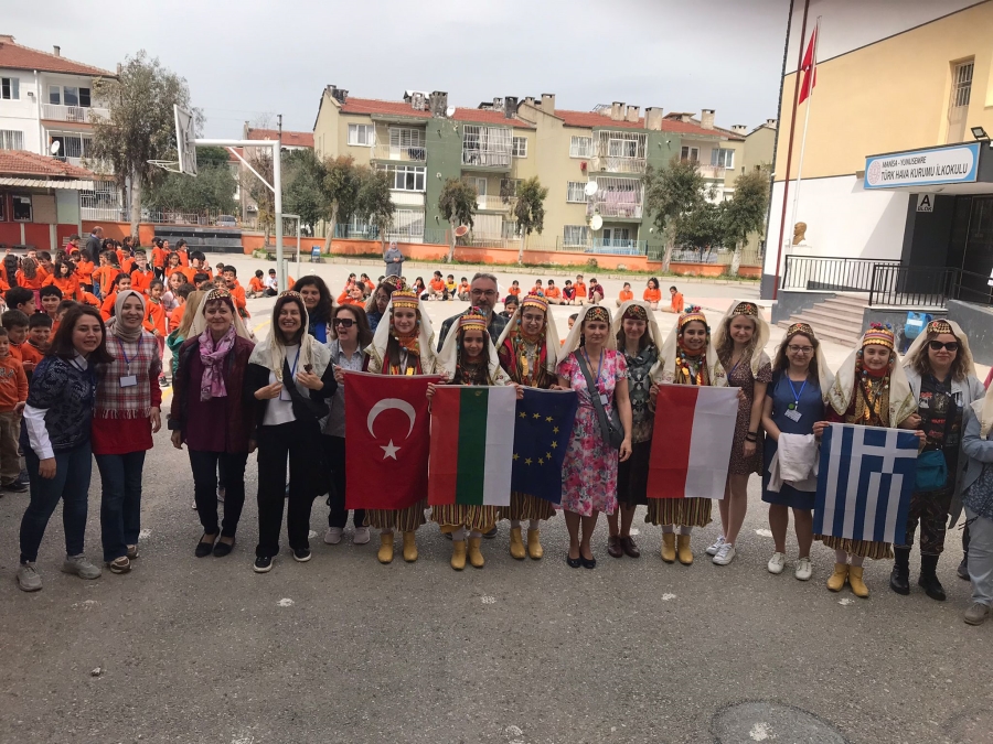 Türk Hava Kurumu İlkokulu öğrencileri Proje ile enstrüman çalmayı öğrendiler . 