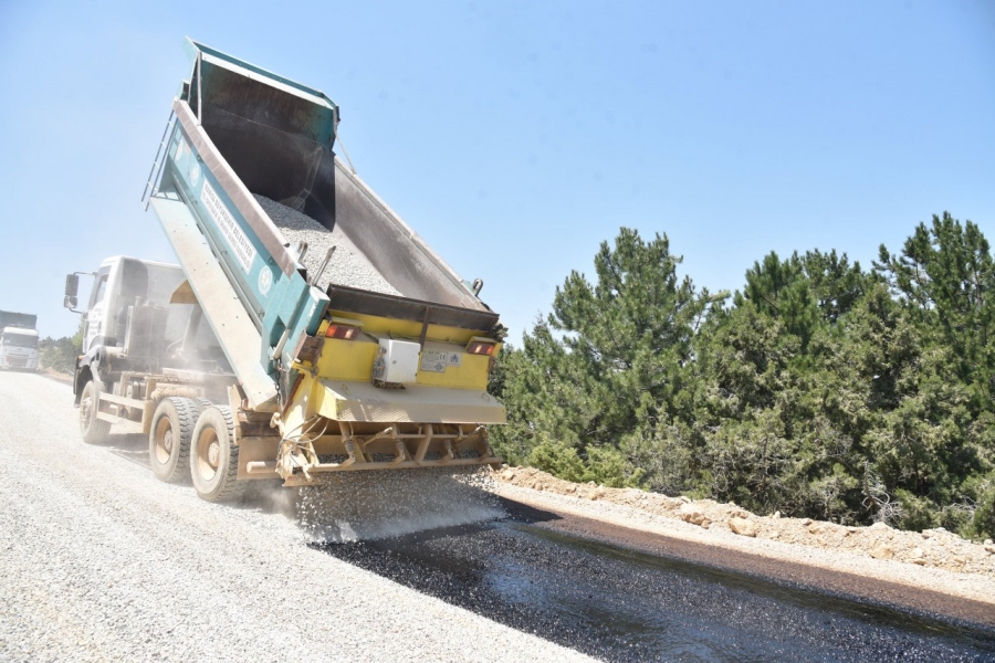 Spil Dağı Yolunda Sathi Kaplama Çalışması Başladı