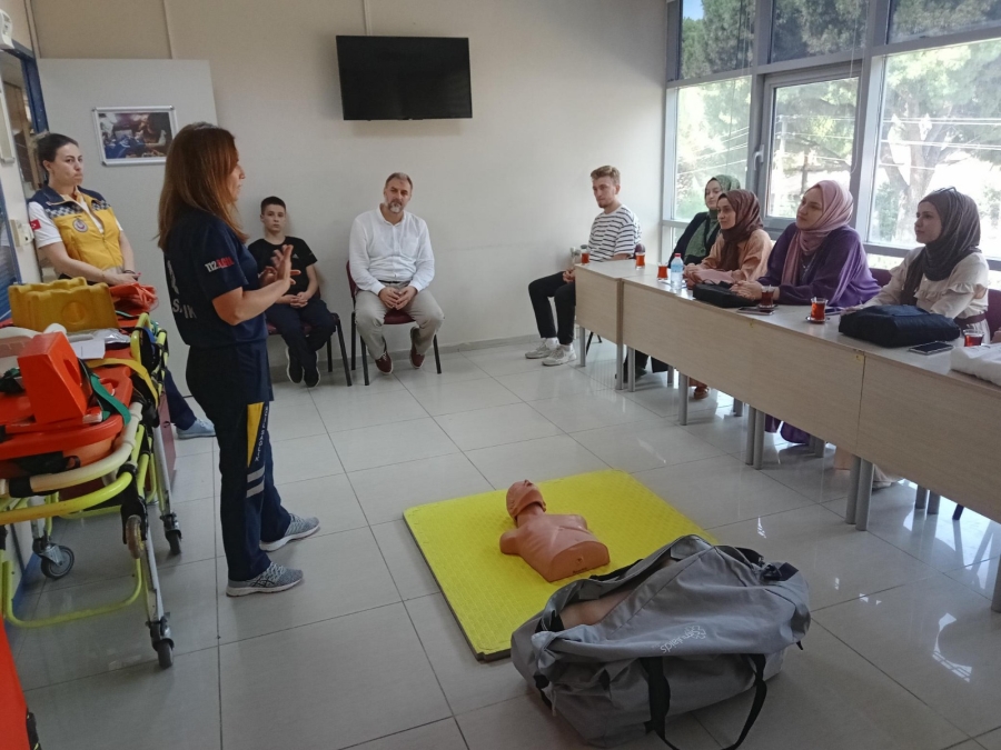 Manisa İlim Yayma Cemiyeti kurs öğreticileri  ilkyardım eğitimi aldı