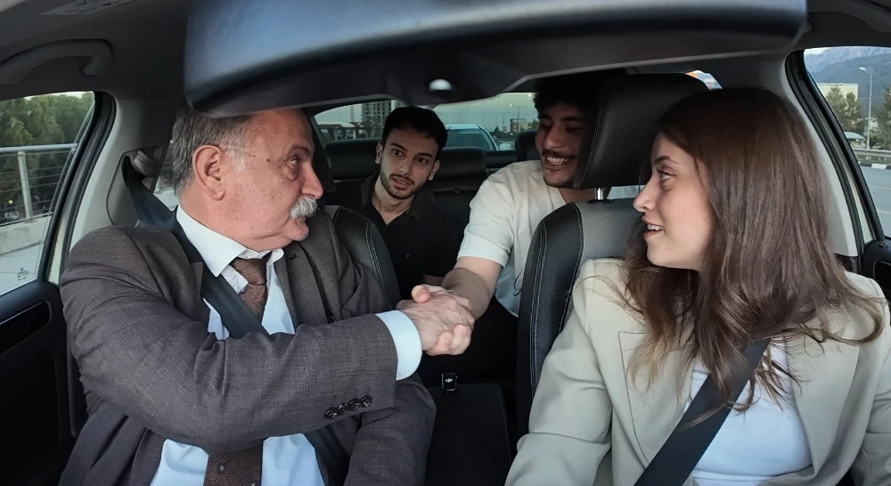Başkan Balaban’dan Otostop Çeken Öğrencilere Sürpriz