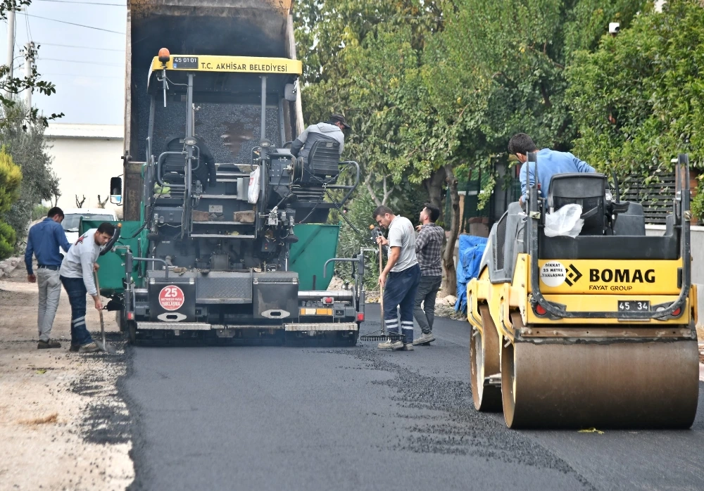 Akhisar’da Yol Seferberliği: Asfalt ve Taş Döşeme Hız Kesmiyor
