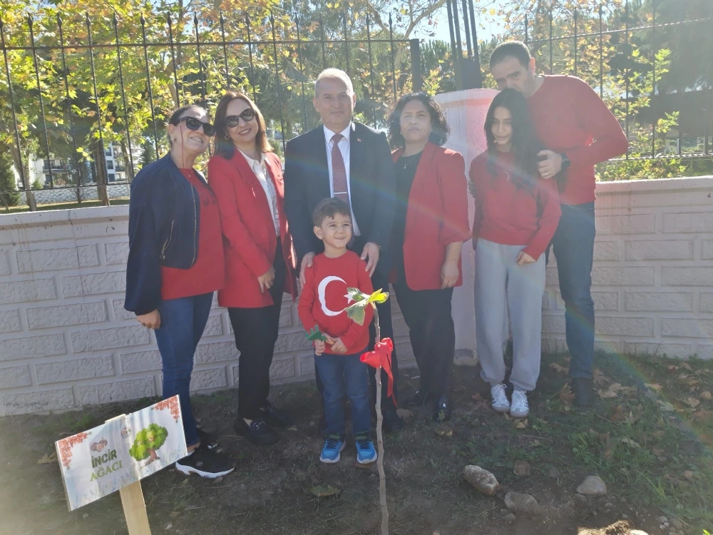 Minik eller Cumhuriyet için fidan dikti