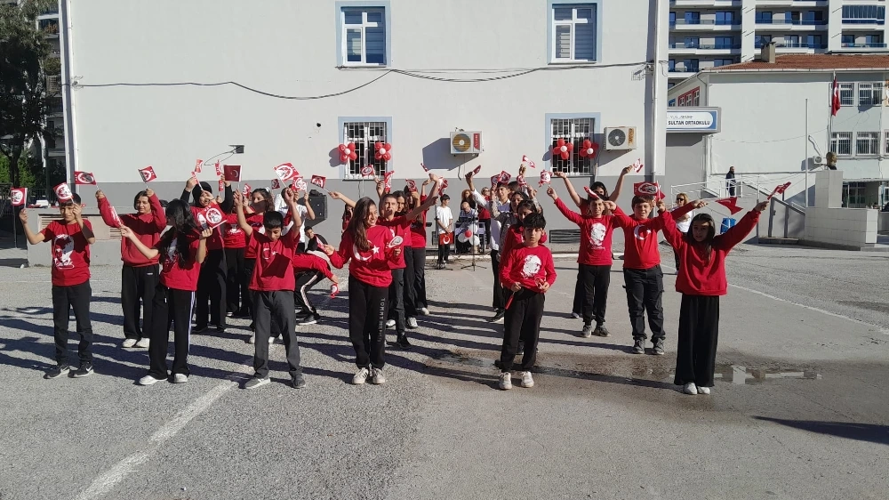 Hafsa Sultan İlkokulu’nda Cumhuriyet sevgisi sahneye taşındı