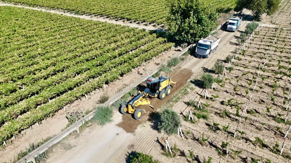 Şehzadeler Belediyesi’nden üreticilere 1.350 kilometrelik ova yolu desteği
