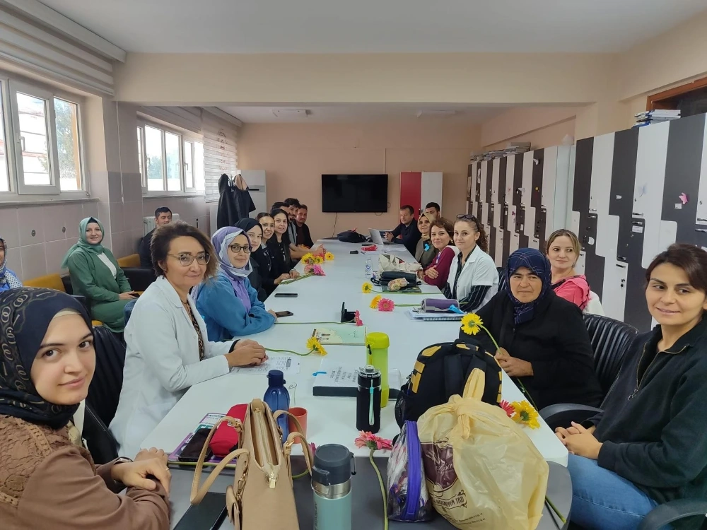 AK Parti’den Öğretmenler Günü’nde Anlamlı Ziyaret
