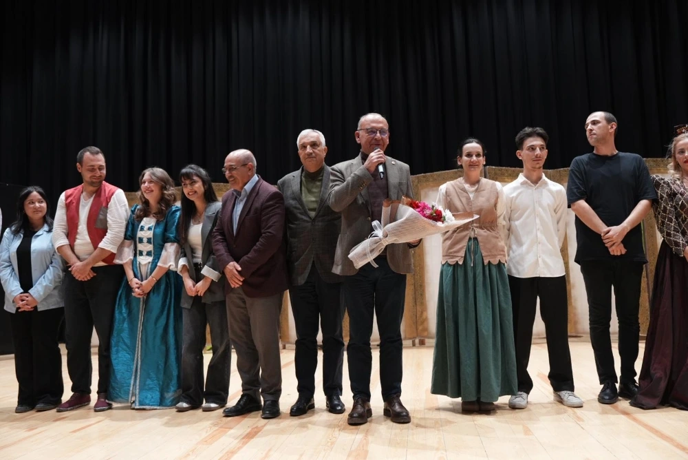 Turgutlu Belediyesi Tiyatro Ekibi “Kadınlık Bizde Kalsın” Oyunuyla Alkış Topladı