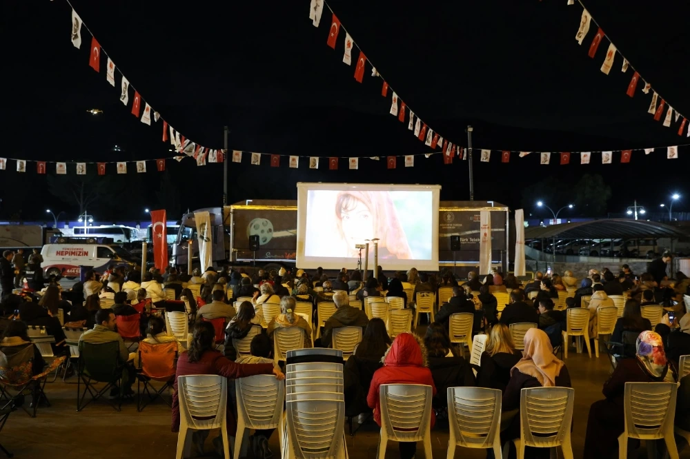 Yunusemre’de Açık Hava Sinemasına Yoğun İlgi