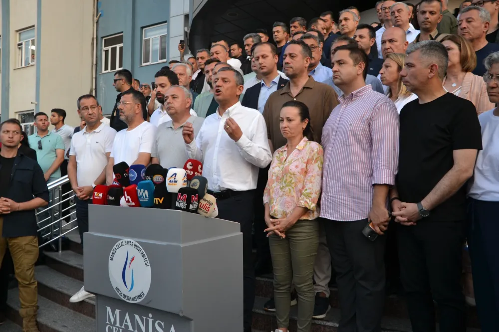 Manisa Büyükşehir Belediye Başkanı Ferdi Zeyrek tedavi gördüğü hastanede hayatını kaybetti.