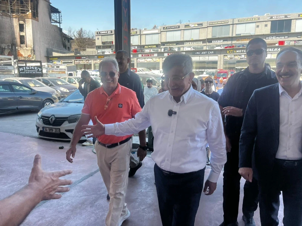 Ahmet Davutoğlu İzmir’de Yangın Mağduru Esnafı ve Şehit Ailesini Ziyaret Etti