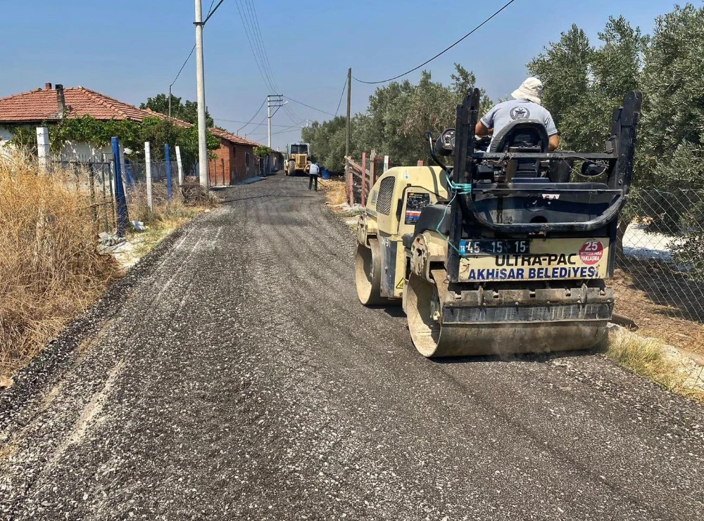 Akhisar Hürriyet Mahallesi’nde Geri Dönüşümlü Asfaltla Yol Düzenlemesi