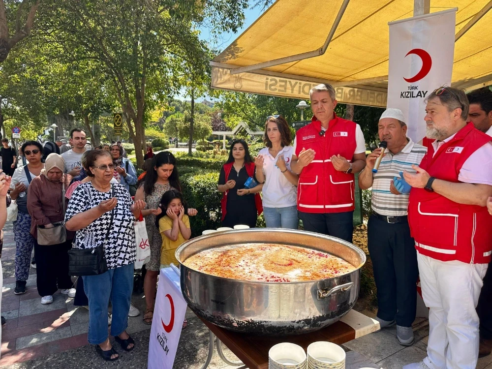 Türk Kızılay Manisa’dan 1000 Kişilik Aşure İkramı