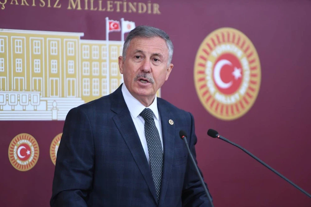 Selçuk Özdağ’dan sahte diploma iddiaları için Meclis çıkışı