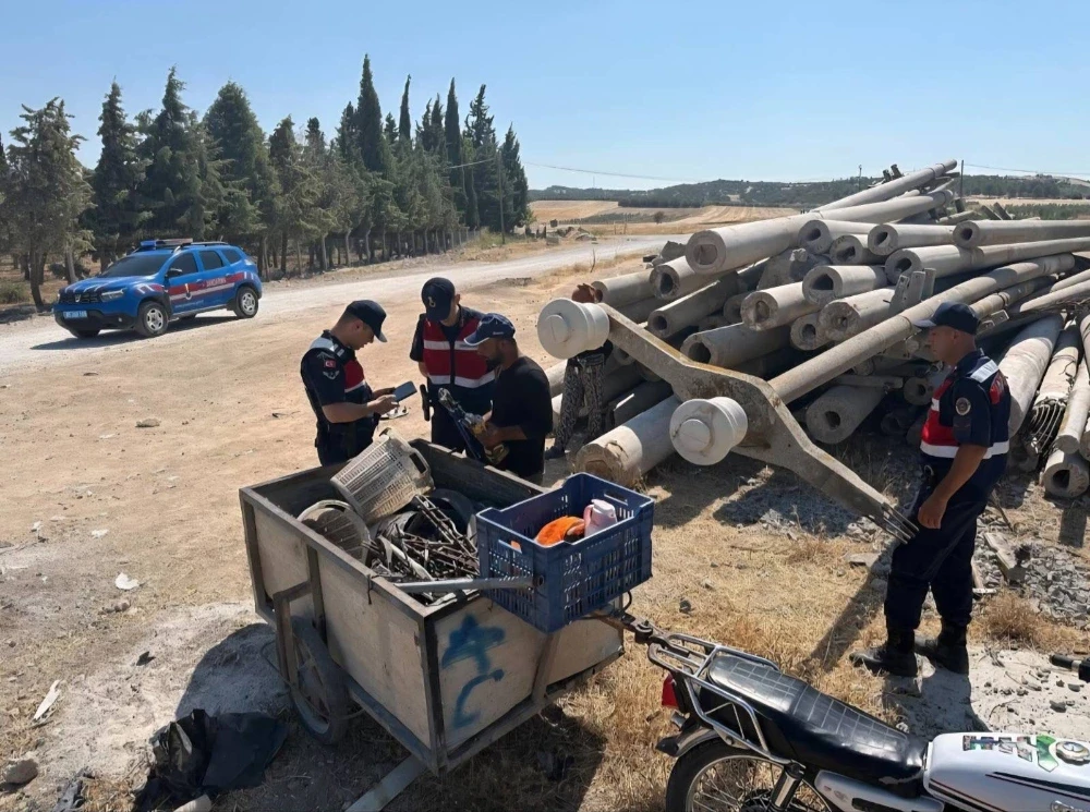 Saruhanlı’da Elektrik Direği Demirlerini Çalan 2 Kişi Suçüstü Yakalandı