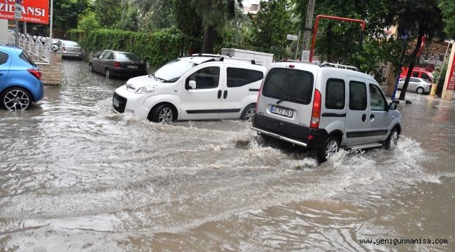 MANİSA’DA 25 DAKİKA YAĞAN YAĞMUR HAYATI FELÇ ETTİ