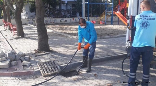 Akhisar’da Yağmur Suyu Izgaraları Temizleniyor