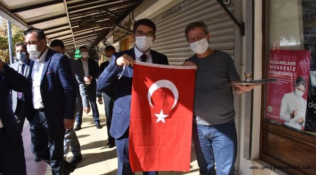 BAŞKAN ÇELİK VATANDAŞLARA TÜRK BAYRAĞI DAĞITTI