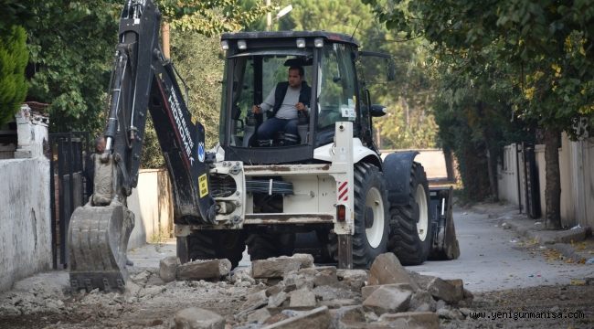YUNUSEMRE YOL VE KALDIRIM ÇALIŞMALARINI SÜRDÜRÜYOR