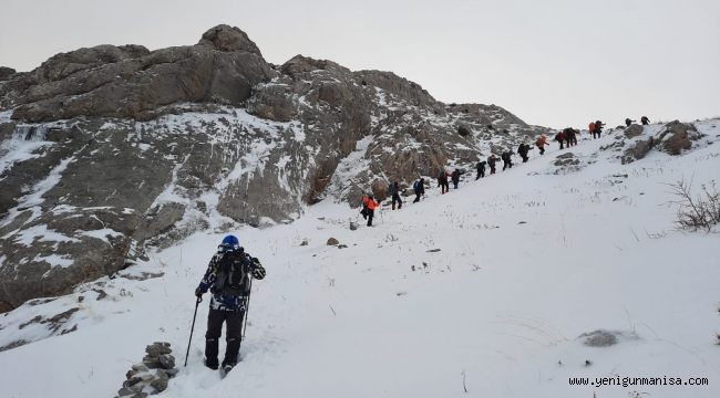 Manisa BBSPOR  dağcıları   Dedegöl Dağı Zirvesinde