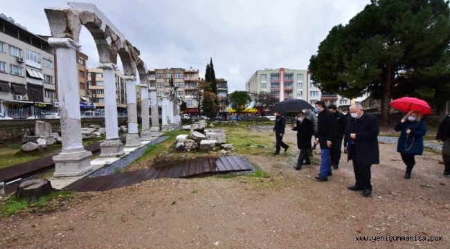 Vali Karadeniz, Akhisar Hastane Höyüğü ve Thyateira Tepe Mezarlığı Ören Yeri Kazı Alanında İncelemelerde Bulundu