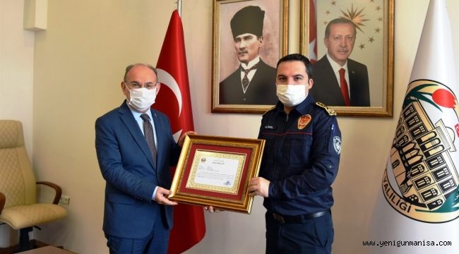 İzmir Depreminde Görev Alan İtfaiye Personeline Başarı Belgesi Verildi