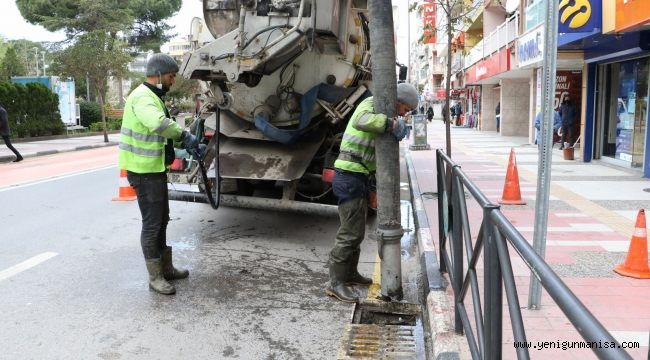 Yağmur Suyu Izgaraları Temizleniyor