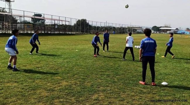 YUNUSEMRE FUTBOL ALTYAPIDA ÇALIŞMALAR DEVAM EDİYOR