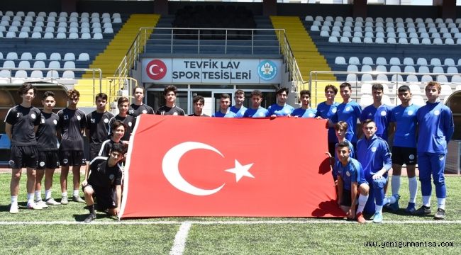  Manisa FK Akademisi sporcuları 19 Mayıs