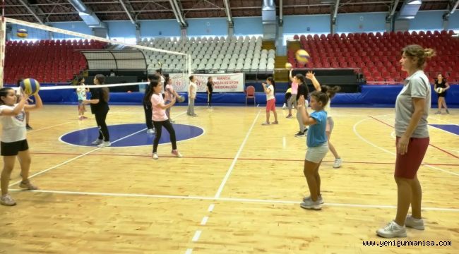 YUNUSEMRE YAZ VOLEYBOL KURSU YOĞUN İLGİ GÖRÜYOR