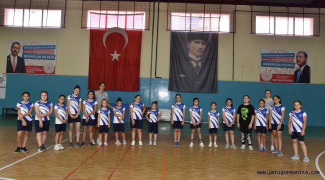 YUNUSEMRELİ ÇOCUKLAR VOLEYBOL ÖĞRENİYOR