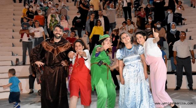 Peter Pan ve Mikrop İle Köpük çocuklar için sahne aldı