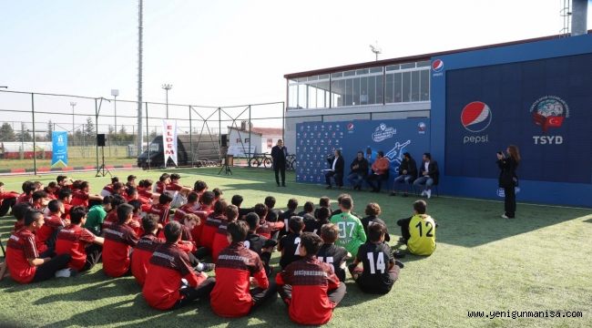 Futbolun efsaneleri Pepsi ‘Yıldız Futbolcu Seminerleri’ kapsamında Eskişehir’deydi