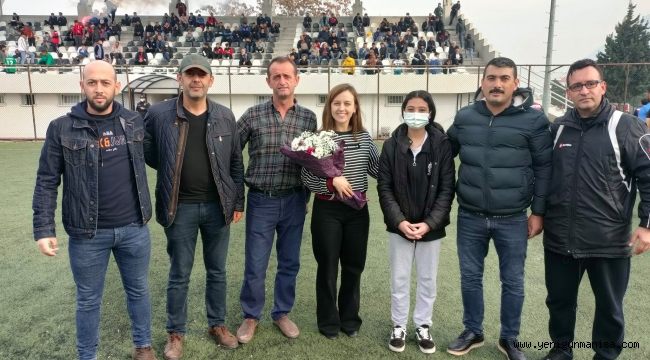 KARAKÖYSPOR FK RAKİP BAYAN YÖNETİCİYE ÇİÇEK TAKDİM ETTİ