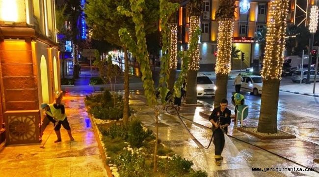 Manisa sokakları  korona virüse karşı dezenfekte edildi 