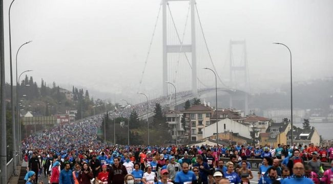 N Kolay Maratonda Ahmet Bayram Kürsüde