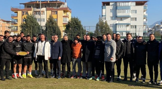 Yunusemre Belediyespor Manisa Fk antrenmanını ziyaret etti