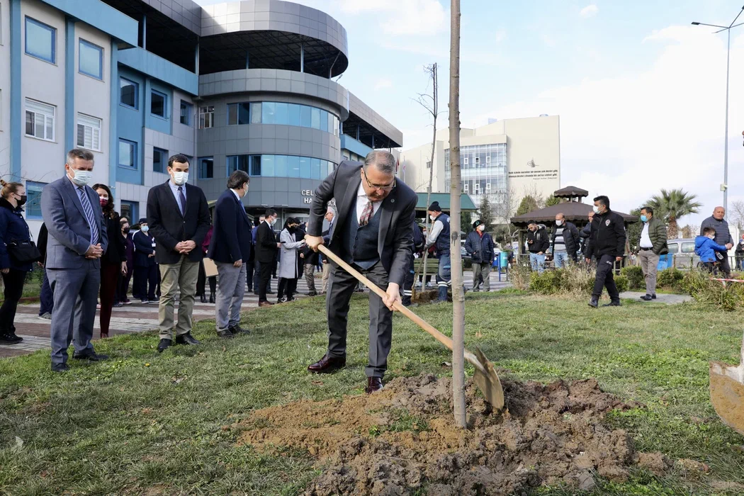 YUNUSEMRE MCBÜ UNCUBOZKÖY YERLEŞKESİNİ AĞAÇLANDIRIYOR